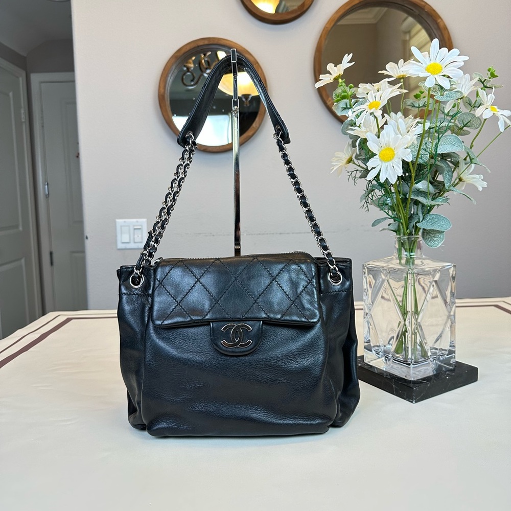 CHANEL Black Quilted Flap Shoulder Bag with Chain Strap